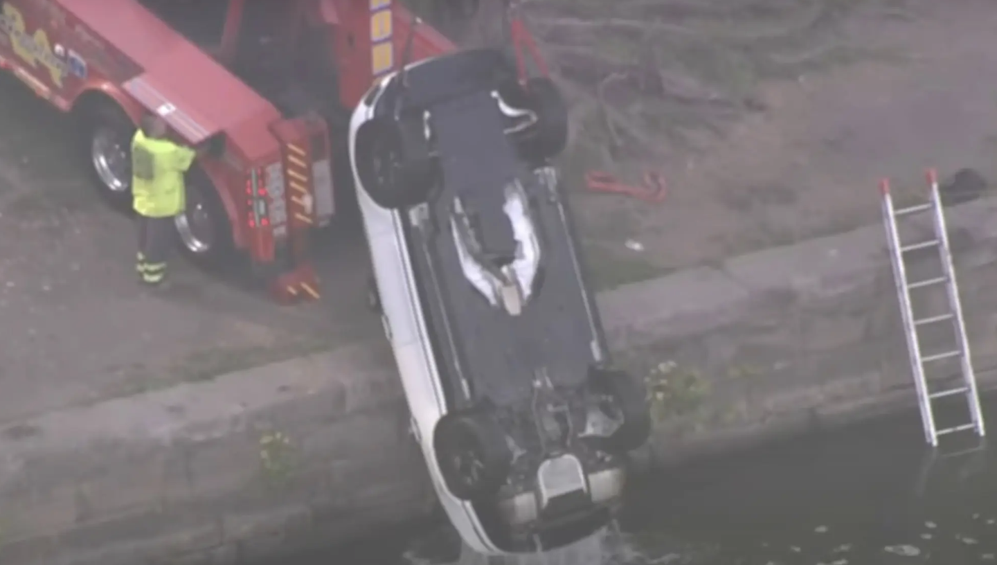 费城情侣路虎后座上演“激情戏”！“忙中出错”碰到变速杆！豪车掉进思故河！